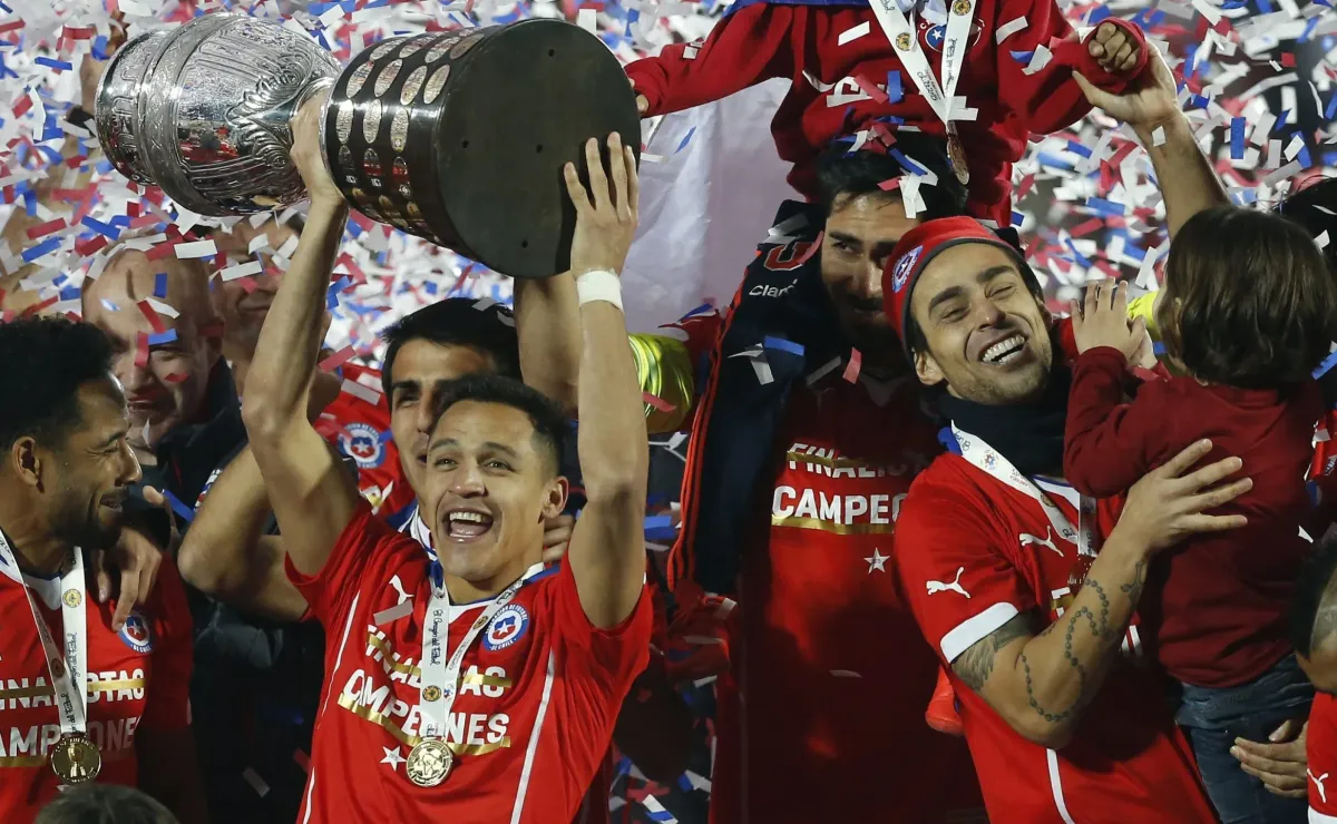 Camiseta conmemorativa a 10 años del título de Chile en Copa América Camiseta conmemorativa a 10 años del título de Chile en Copa América