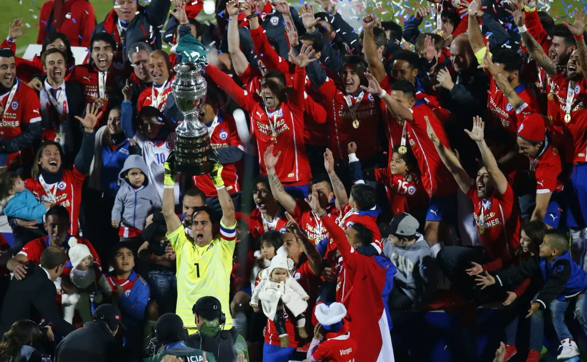 Históricos bicampeones de América se reúnen sin Díaz ni Aránguiz Históricos bicampeones de América se reúnen sin Díaz ni Aránguiz