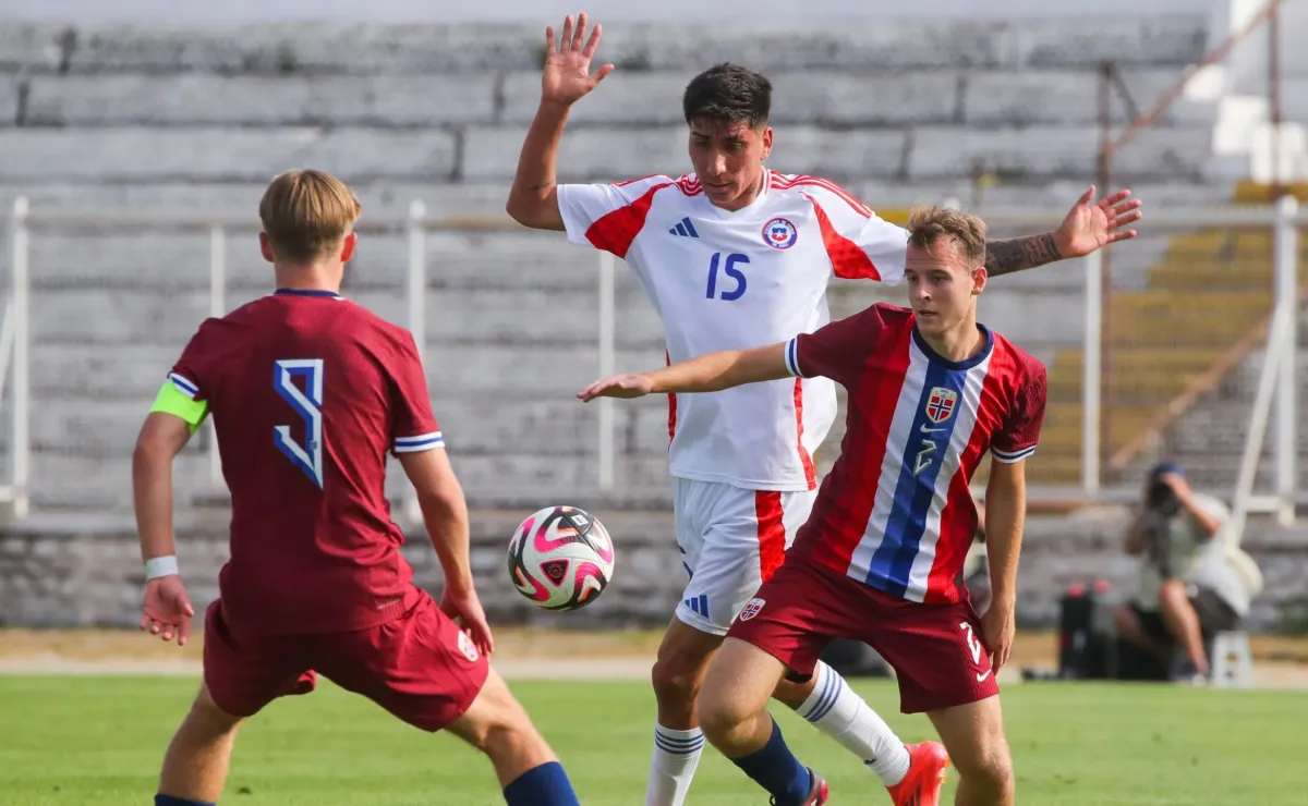 Defensor de la Roja de un metro 90 ficha por la Serie A italiana Defensor de la Roja de un metro 90 ficha por la Serie A italiana