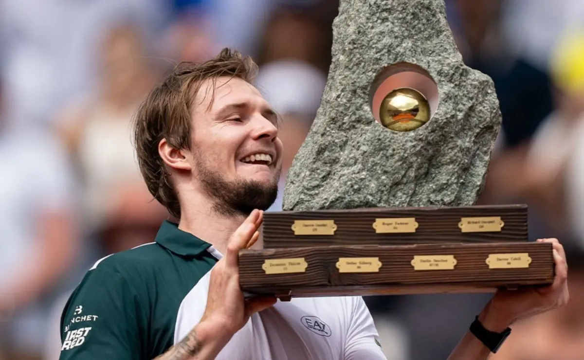 Alexander Bublik recibe roca como trofeo tras ganar ATP Gstaad Alexander Bublik recibe roca como trofeo tras ganar ATP Gstaad