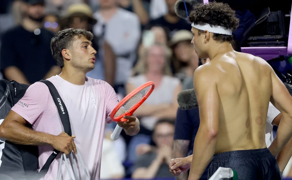 Tenso cruce entre Ben Shelton y Flavio Cobolli en el Masters de Toronto Tenso cruce entre Ben Shelton y Flavio Cobolli en el Masters de Toronto