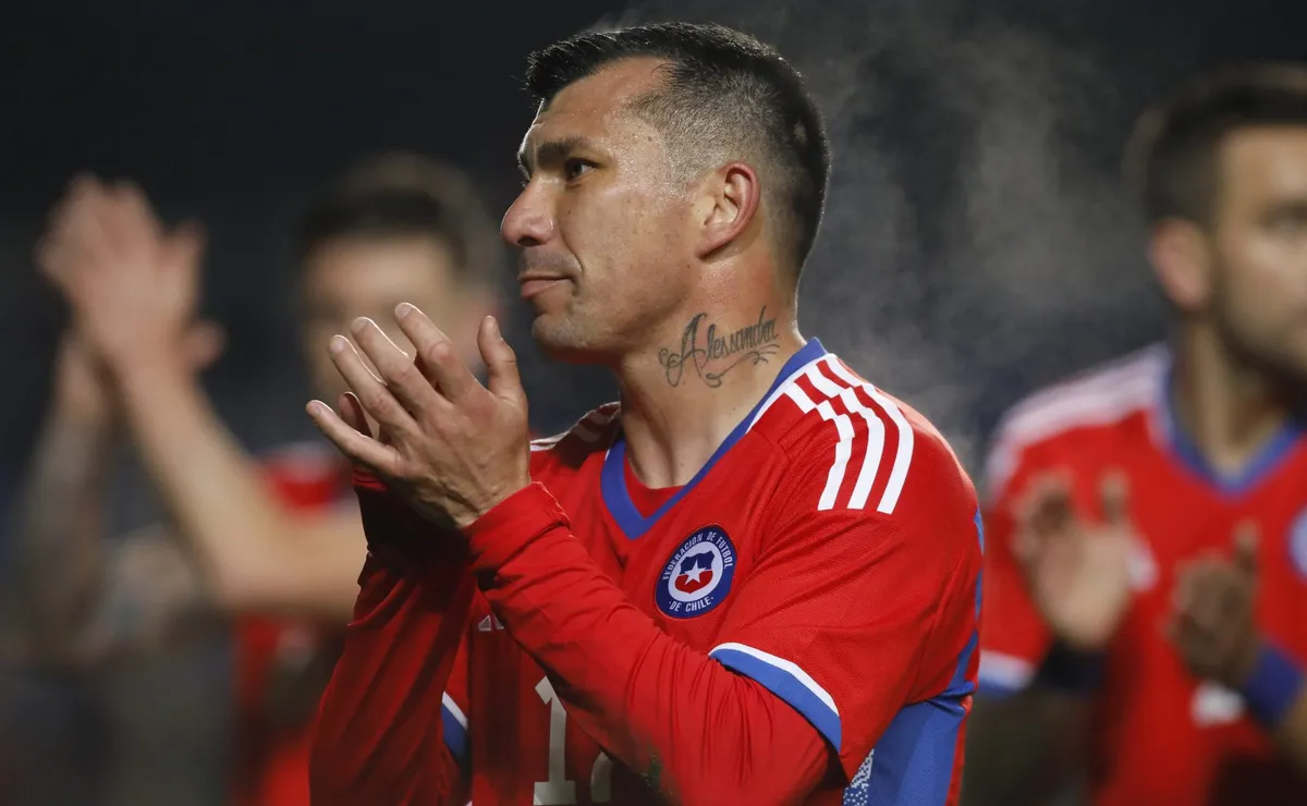 Gary Medel anuncia su retiro de la selección chilena Gary Medel anuncia su retiro de la selección chilena