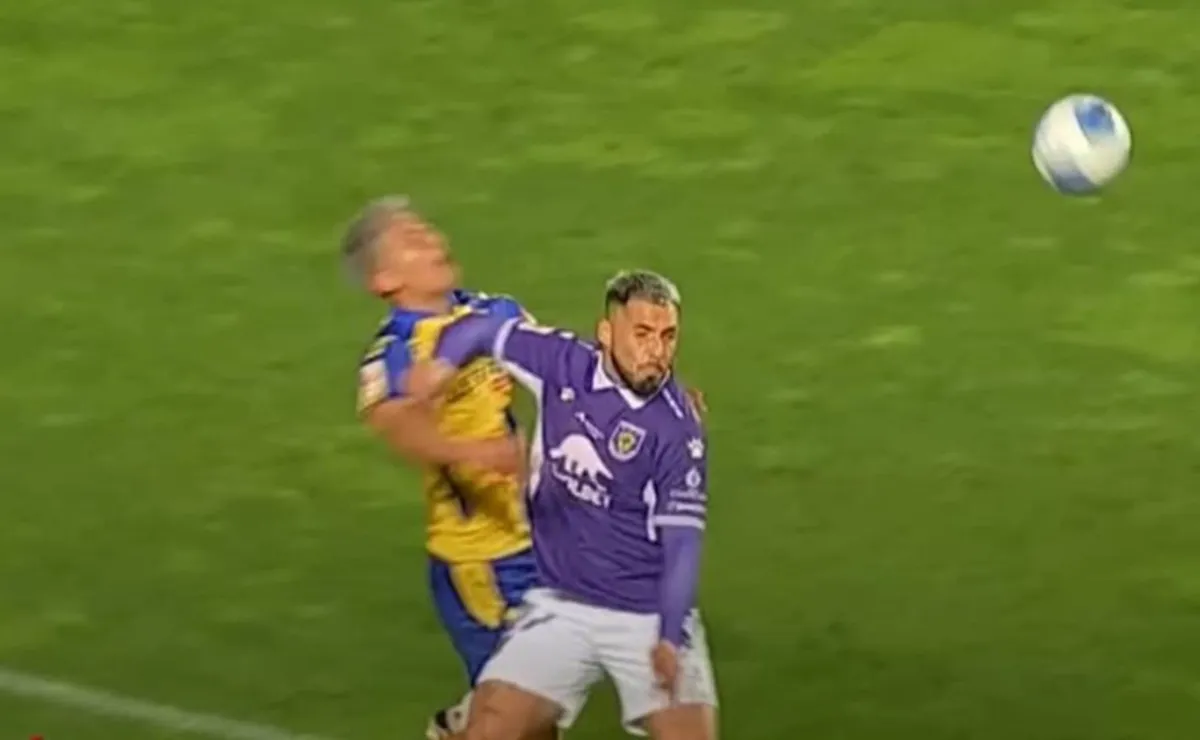 Arbitraje polémico en Concepción: Jugador expulsado tras recibir codazo Arbitraje polémico en Concepción: Jugador expulsado tras recibir codazo