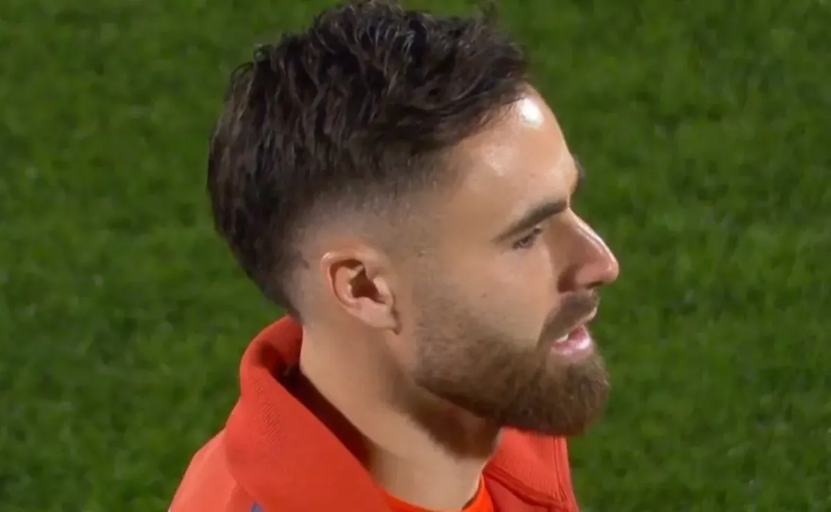 Brereton y Vigouroux cantan himno en la Roja antes de enfrentar a Uruguay Brereton y Vigouroux cantan himno en la Roja antes de enfrentar a Uruguay