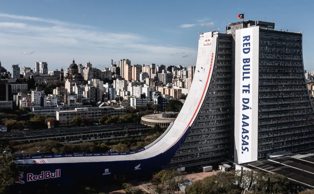 Skater brasileño bate récords mundiales al lanzarse desde 70 metros Skater brasileño bate récords mundiales al lanzarse desde 70 metros