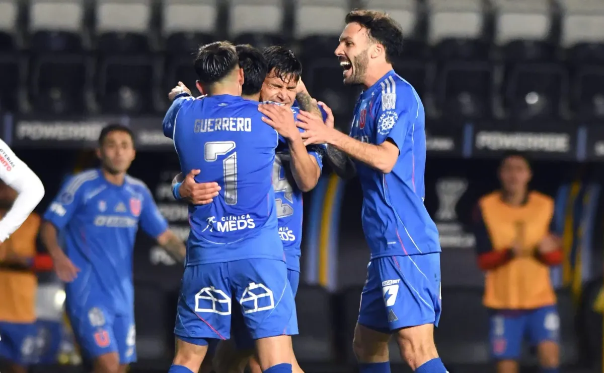 Interfaz de usuario de la aplicación móvil Jugabet mostrando deportes en vivo y casas de juego