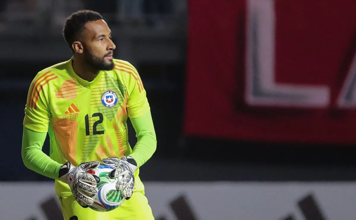 Claudio Bravo respalda a Lawrence Vigouroux en la selección chilena Claudio Bravo respalda a Lawrence Vigouroux en la selección chilena