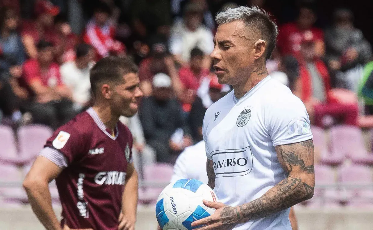 Eduardo Vargas emociona a un niño antes de fallar penal en Audax Eduardo Vargas emociona a un niño antes de fallar penal en Audax