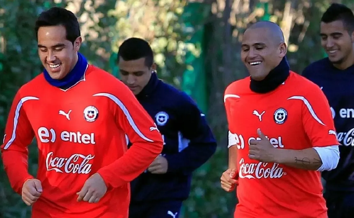 Claudio Bravo emocionado por retiro de Chupete Suazo Claudio Bravo emocionado por retiro de Chupete Suazo