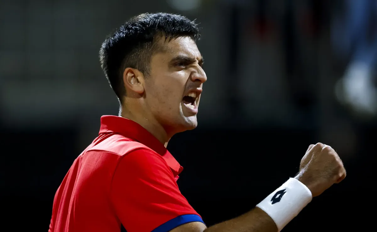 Tomás Barrios responde a “Chino” Ríos ante hincha molesto Tomás Barrios responde a “Chino” Ríos ante hincha molesto