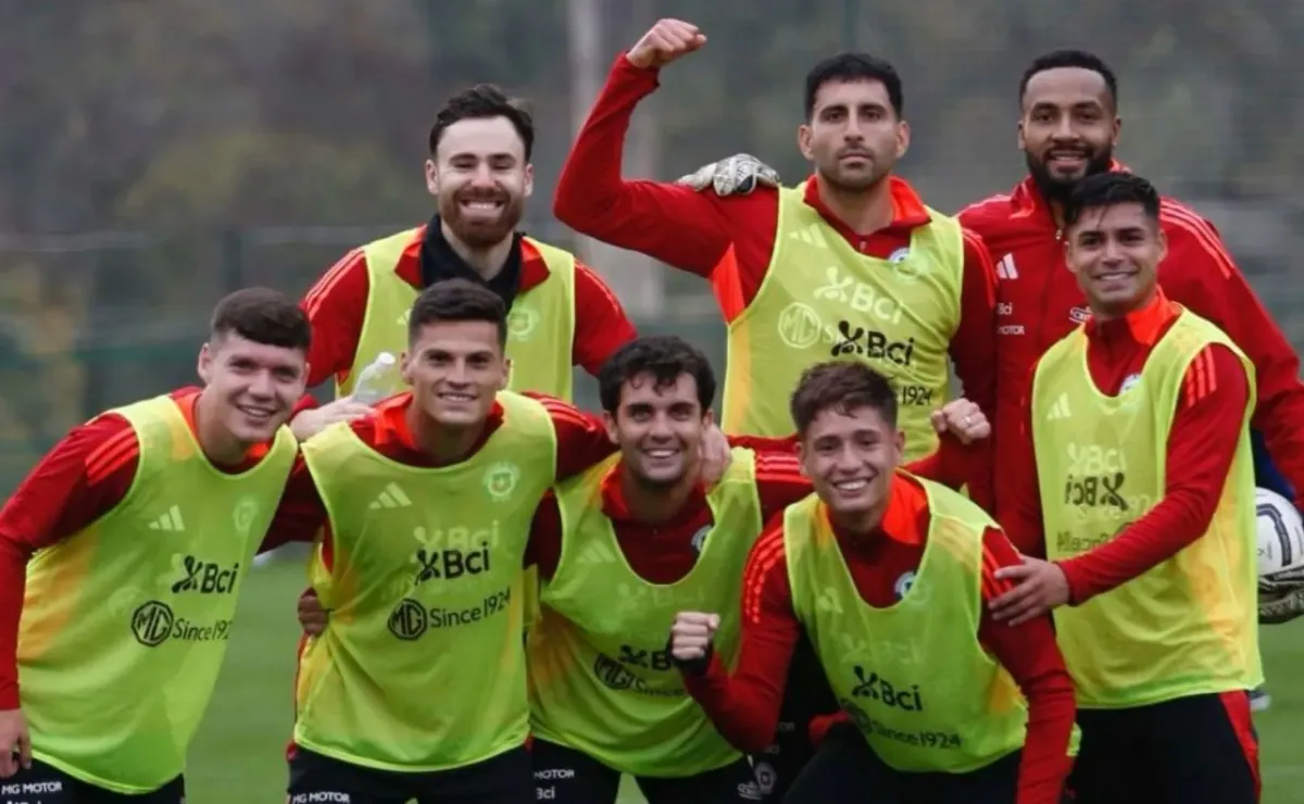 Jugador de Colo Colo se burlan por ser modelo de perfumes Jugador de Colo Colo se burlan por ser modelo de perfumes