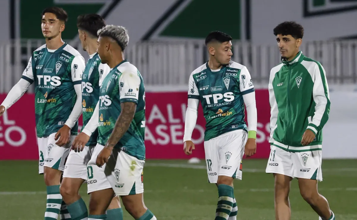 Hinchas de Santiago Wanderers se integran pacíficamente al entrenamiento Hinchas de Santiago Wanderers se integran pacíficamente al entrenamiento
