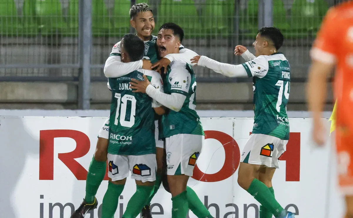 Jugador de Colo Colo anota golazo a lo Maradona Jugador de Colo Colo anota golazo a lo Maradona