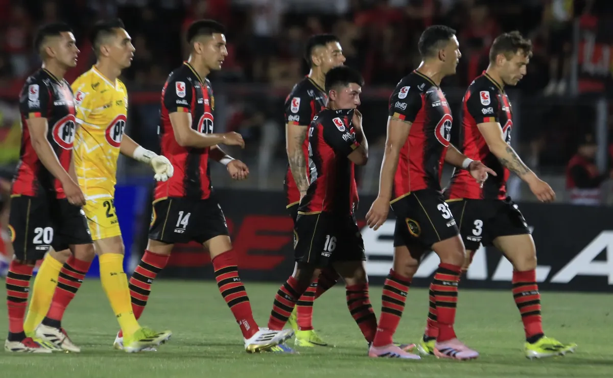 Ex U. de Chile se pelea con hinchas de Rangers al salir del club Ex U. de Chile se pelea con hinchas de Rangers al salir del club