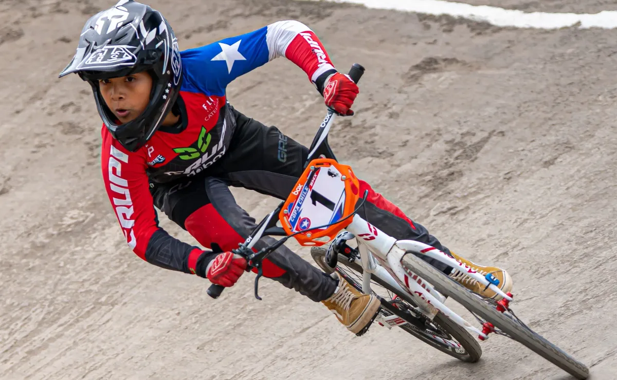 Estudiante de Peñalolén, doble tetracampeón nacional de BMX Race Estudiante de Peñalolén, doble tetracampeón nacional de BMX Race