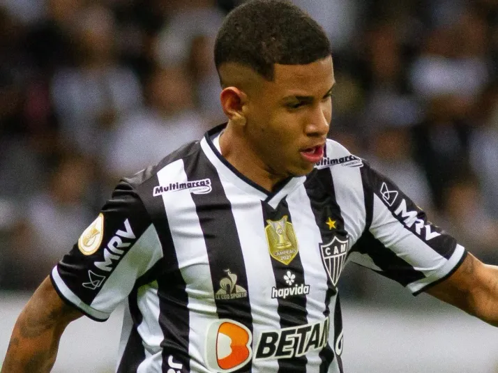 Time de Savinho, ex-Galo, faz 4 a 2 no Barcelona e vira líder do Espanhol