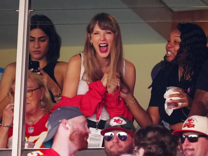 Taylor Swift Supports Travis Kelce at Chiefs Football Game [VIDEO] – TVLine