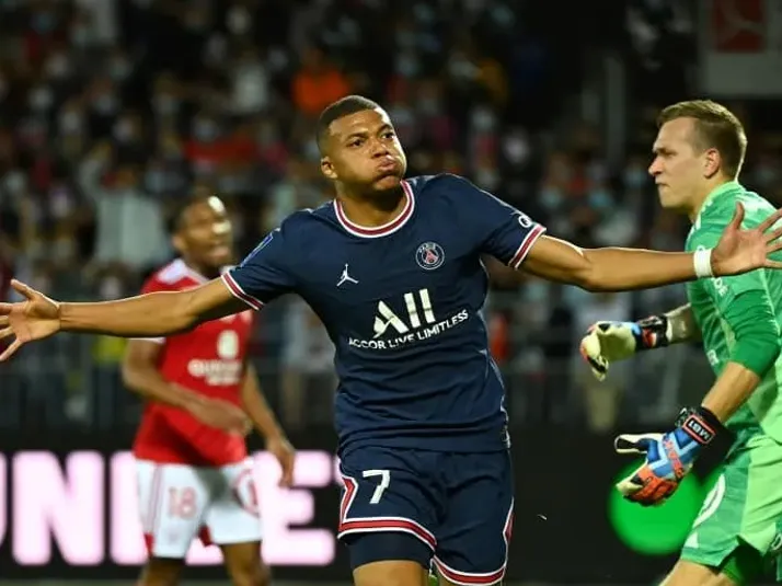 Late Mbappe penalty denies Magpies victory 