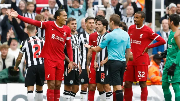 Liverpool earns first win of EPL season despite mid-game red card