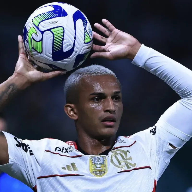 Wesley resolve 'falta de equilíbrio' do Flamengo e assume