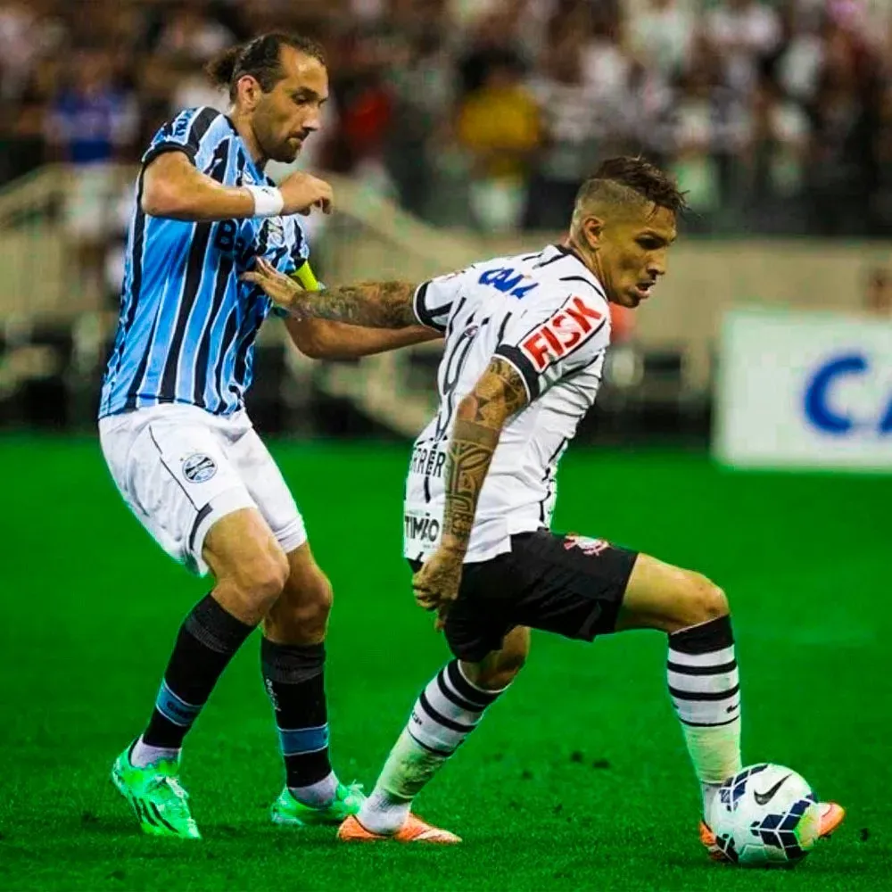 Hernán Barcos y Paolo Guerrero jugando en Brasil. (Foto: Twitter).