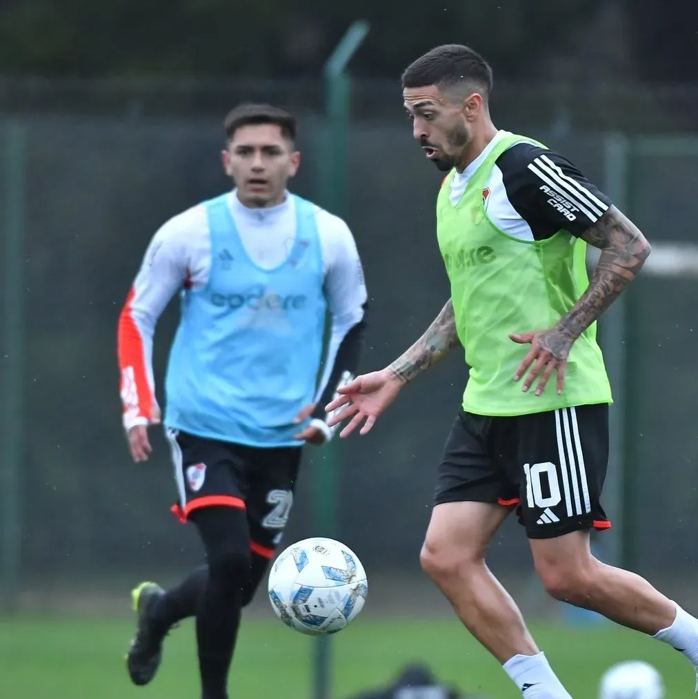 Elián Giménez sigue de cerca a Manuel Lanzini en la práctica de Primera (Foto: Prensa River)