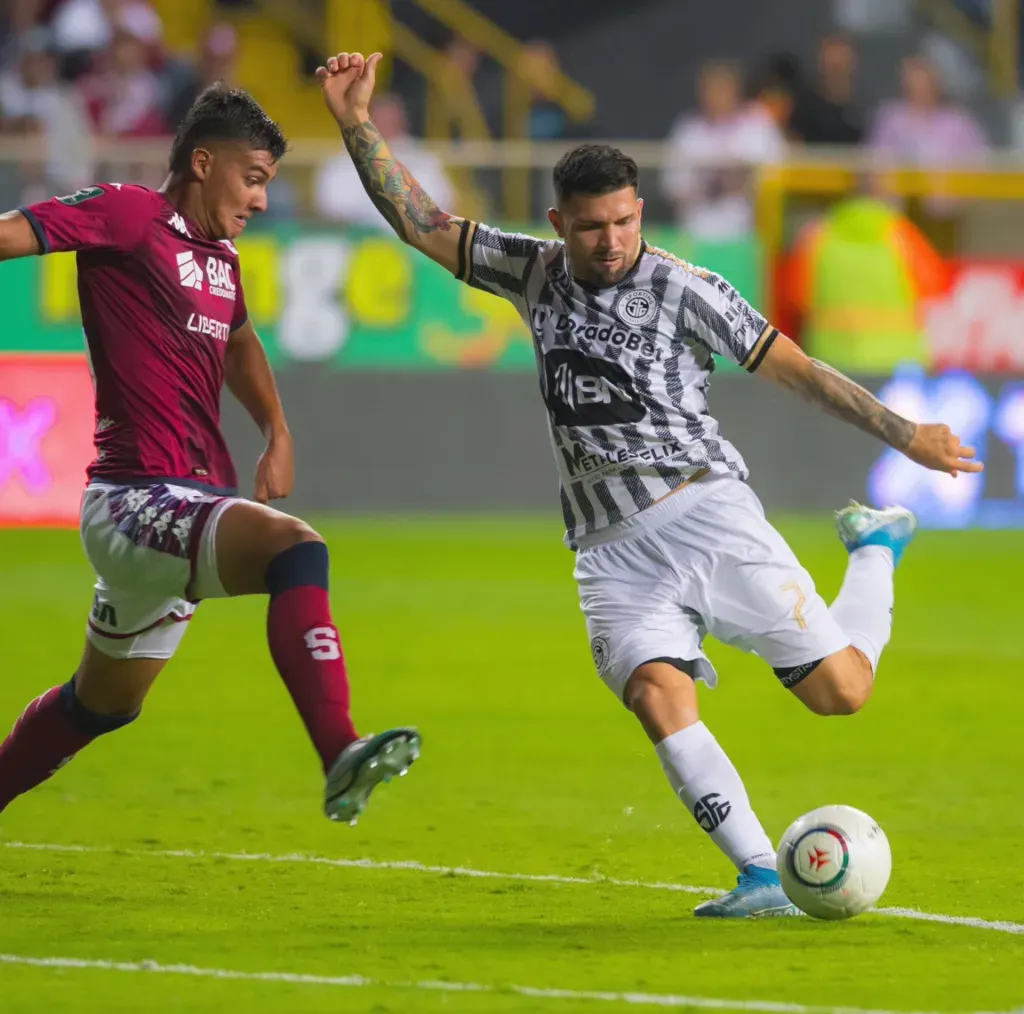 Douglas Sequeira intenta bloquear el remate de Steven Cárdenas en el último Saprissa-Sporting. (Foto: Sporting FC)