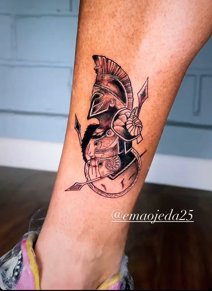 El tatuaje del volante de la U en su pierna.