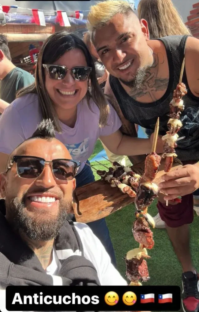 Anticuchos con su hermano Sandrino y toda la familia. Foto: Instagram.