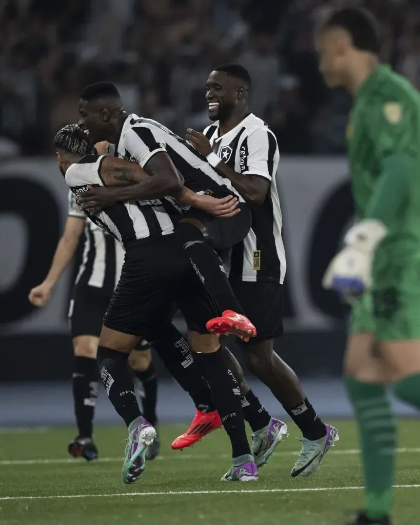 Barboza, jogador do Botafogo, comemora seu gol com jogadores do seu time durante partida contra o Penarol (Foto: Jorge Rodrigues/AGIF)