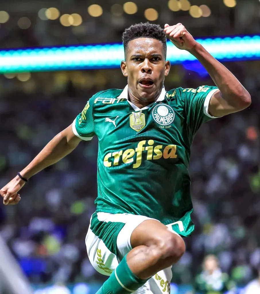 Estevão, jogador do Palmeiras, comemora seu gol durante partida contra o Grêmio (Foto: Marcello Zambrana/AGIF)