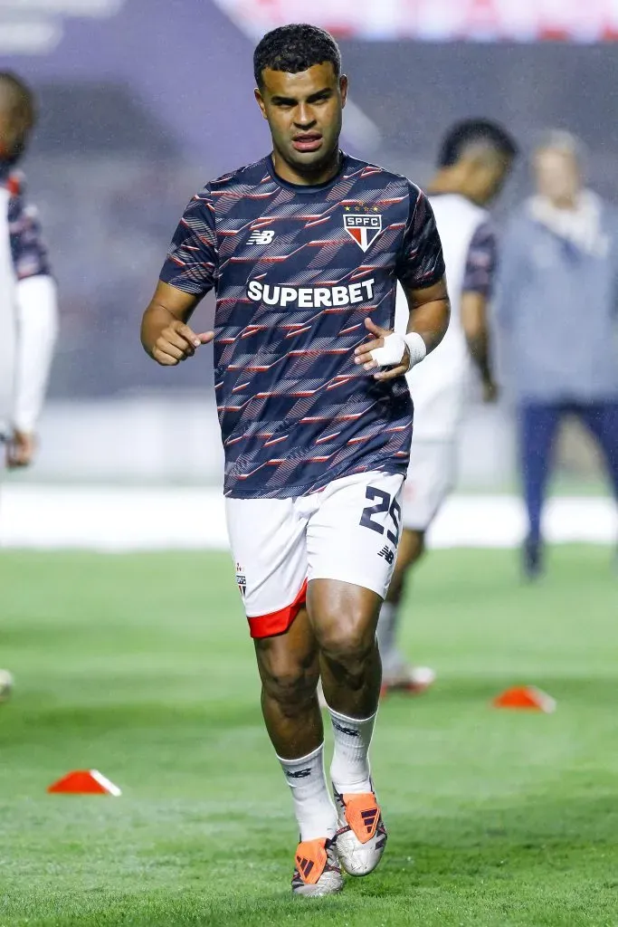 SP – SAO PAULO – 09/11/2024 – BRASILEIRO A 2024, SAO PAULO X ATHLETICO-PR – Alisson jogador do Sao Paulo durante aquecimento antes da partida contra o Athletico-PR no estadio Morumbi pelo campeonato Brasileiro A 2024. Foto: Marco Miatelo/AGIF