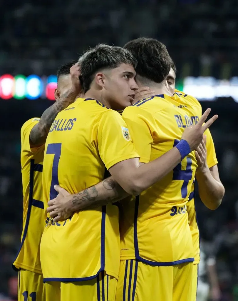 Zeballos junto al equipo de Boca festejando el segundo gol de Merentiel a Belgrano. (Foto Prensa Boca).