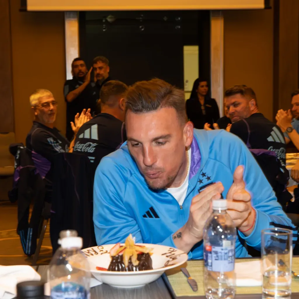 Aplausos para Armani, que celebró sus 37. (Foto: Argentina)