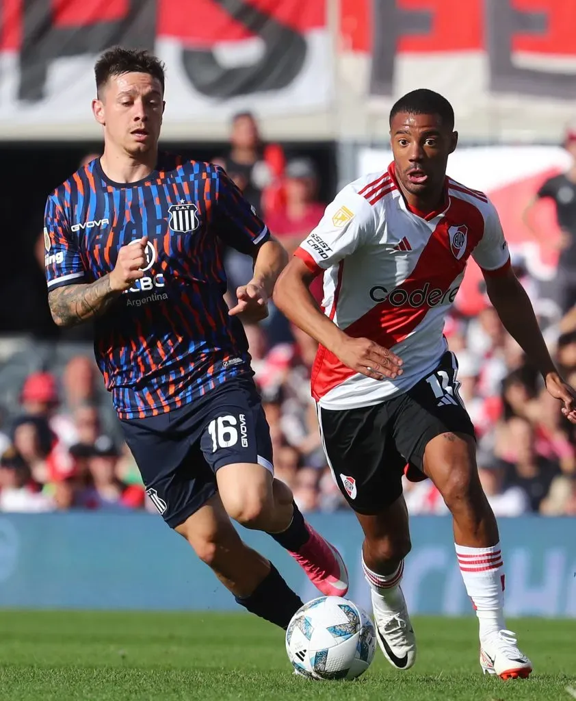 Nicolás De La Cruz corre con la pelota ante la marca de Rodrigo Garro. (Foto: Getty).