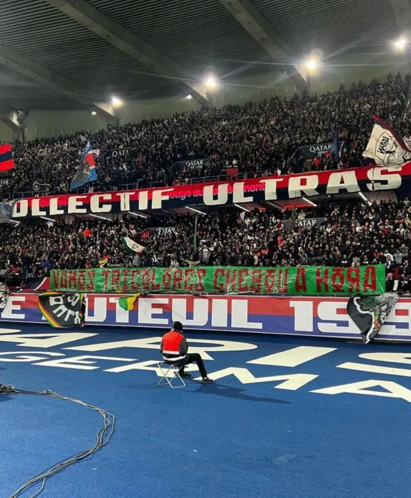 La bandera que colgaron los ultras en el partido del PSG.