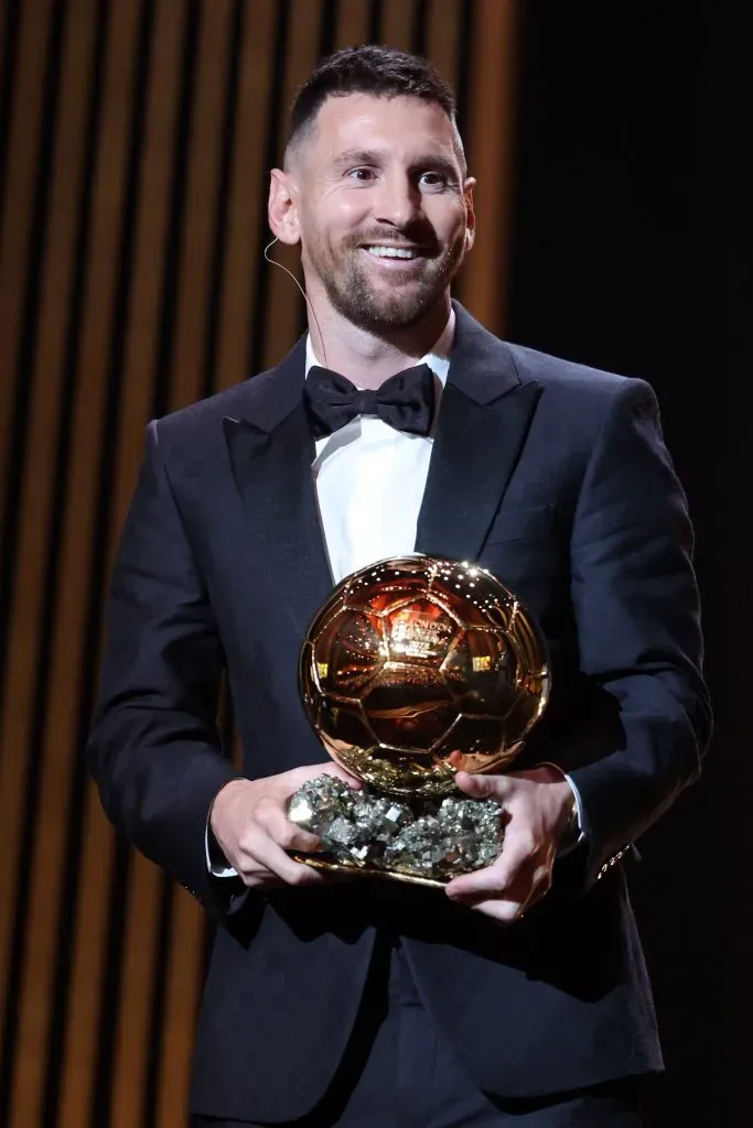 Lionel Messi junto al 8vo Balón de Oro que ganó. (Foto: Getty).