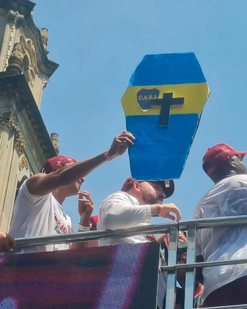 David Braz llevando el ataúd con el escudo de Boca.