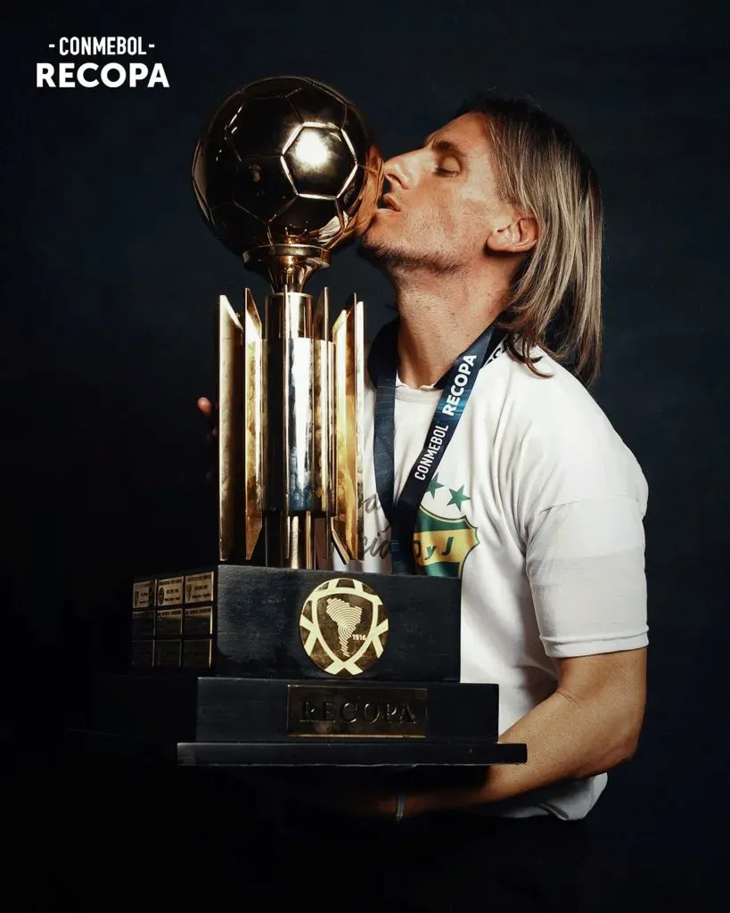 Su primer título como entrenador, la Recopa. Foto: Conmebol.