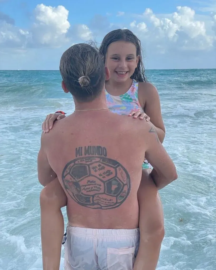 Su hija y su tatuaje, que él mismo diseñó. Foto IG SebaBecca