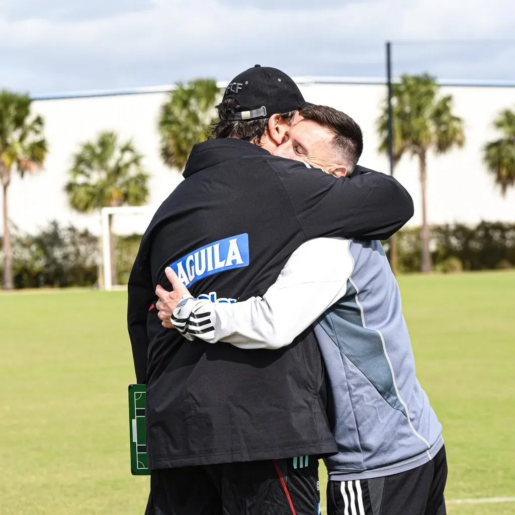 El afectuoso abrazo entre Messi y Lorenzo.