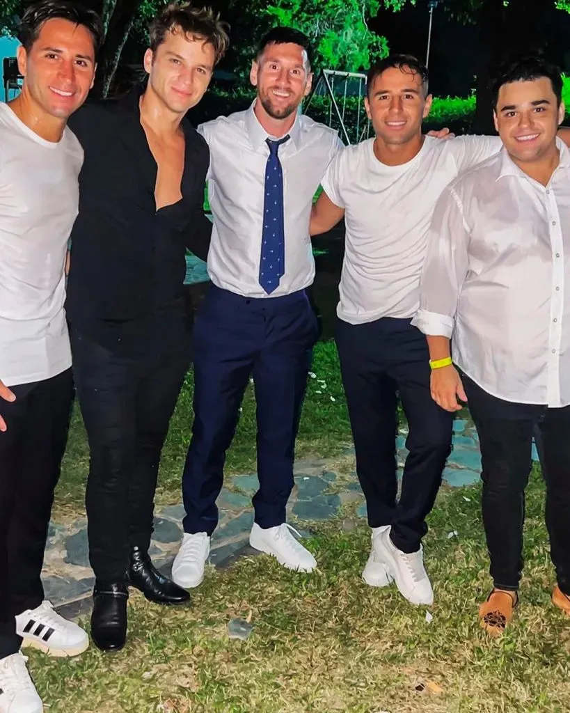 Lionel Messi junto a Los Totora, la banda de cumbia pop, formada en La Plata a fines de 2002. (Instagram: @lostotora)