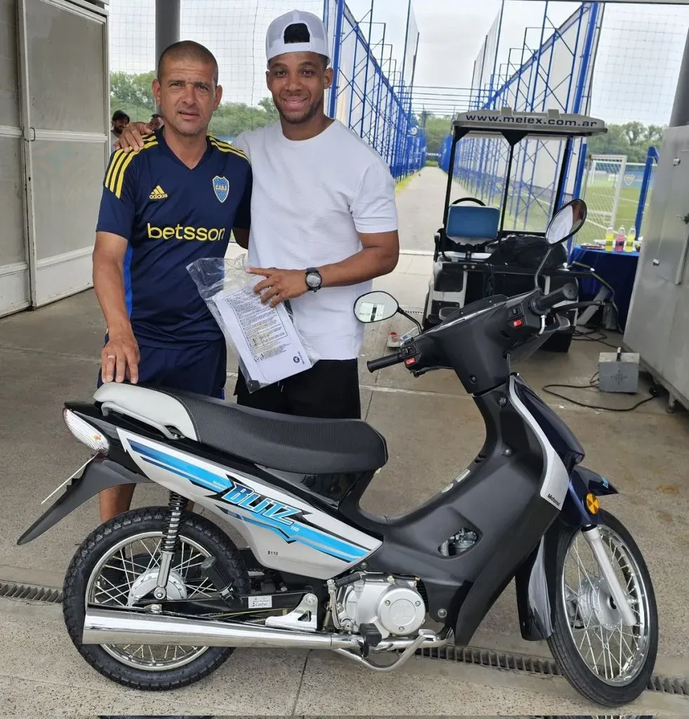 Fabra junto a Nelson Genez con la moto que le regaló. (Foto: Miguel Cicco).