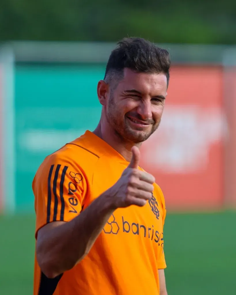 Alario ya posó con su nueva camiseta tras el no a River (Foto: @SCInter)