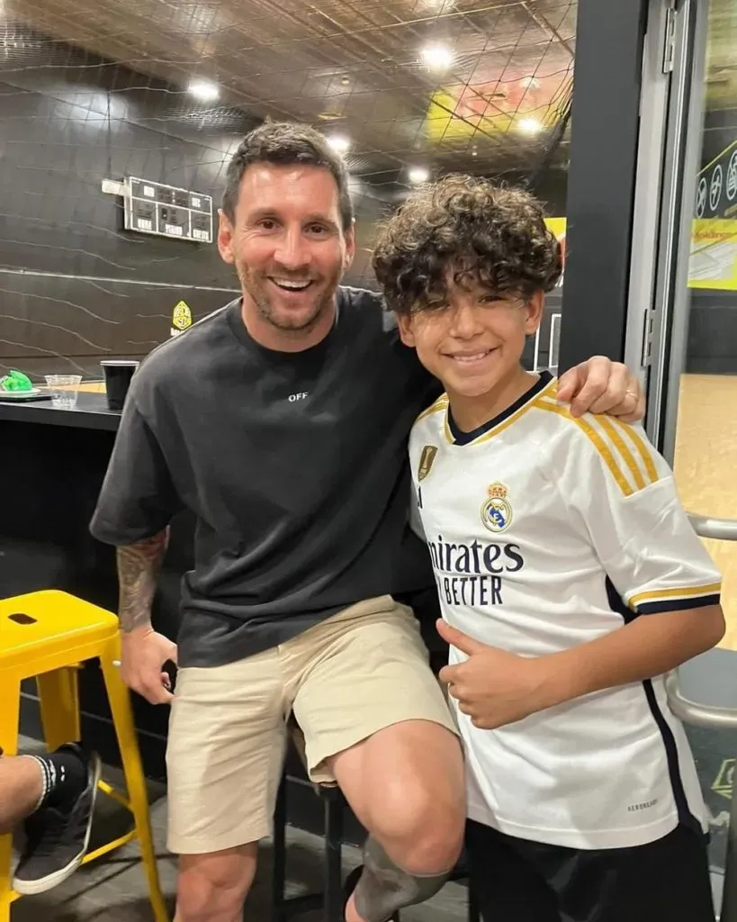 Lionel Messi con el pequeño aficionado del Real Madrid.