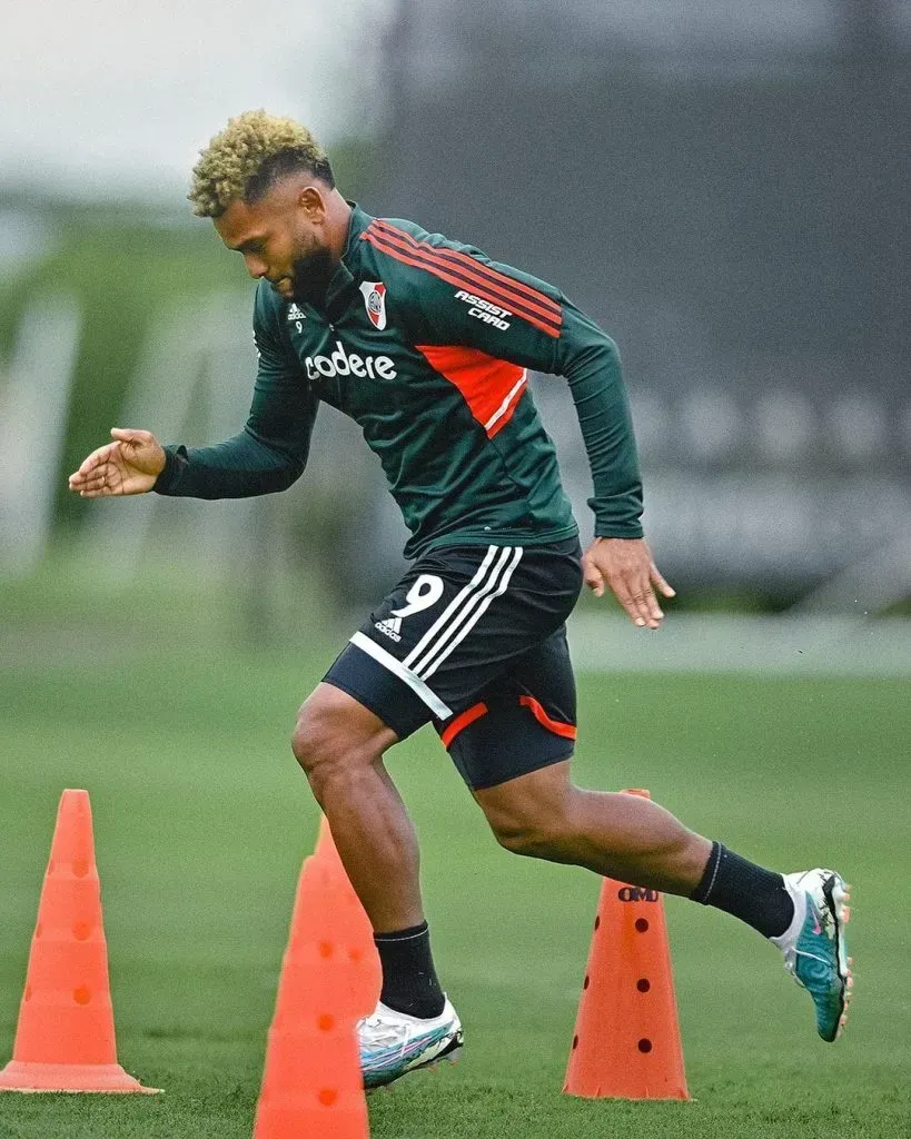 Miguel Borja entrenando con River. (Prensa River)