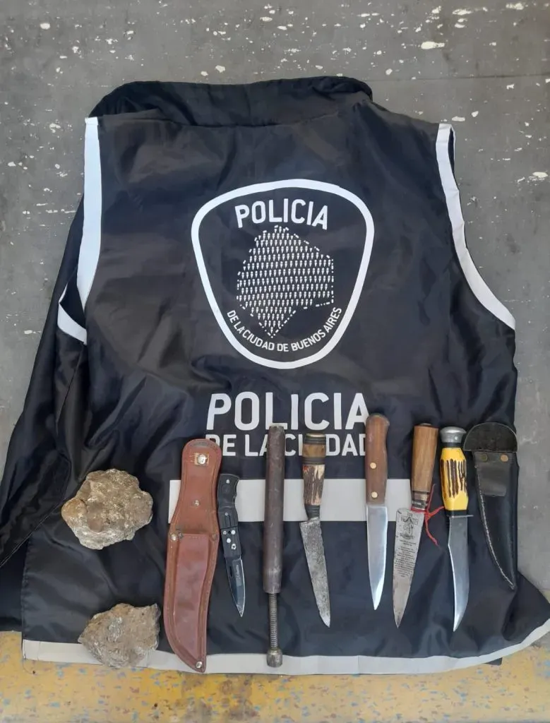 Las facas incautadas por la policía.