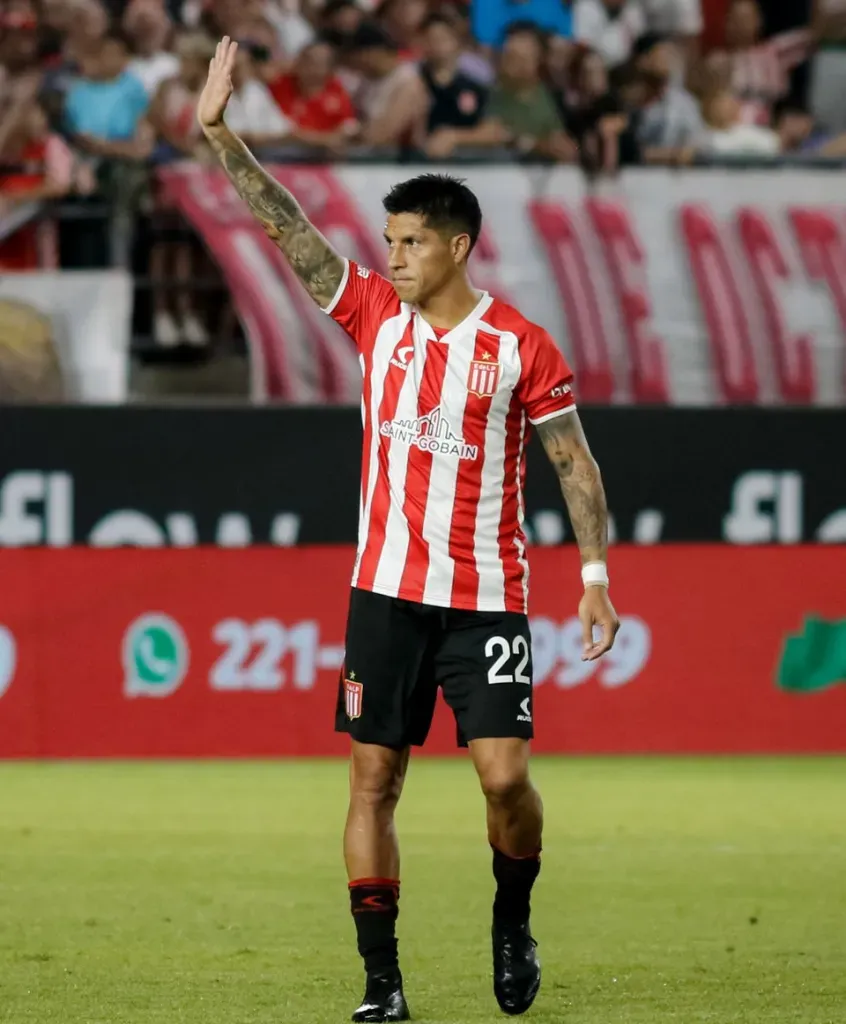 Enzo Pérez, con la 22, volvió a jugar un partido oficial en Estudiantes. (Foto: Estudiantes)