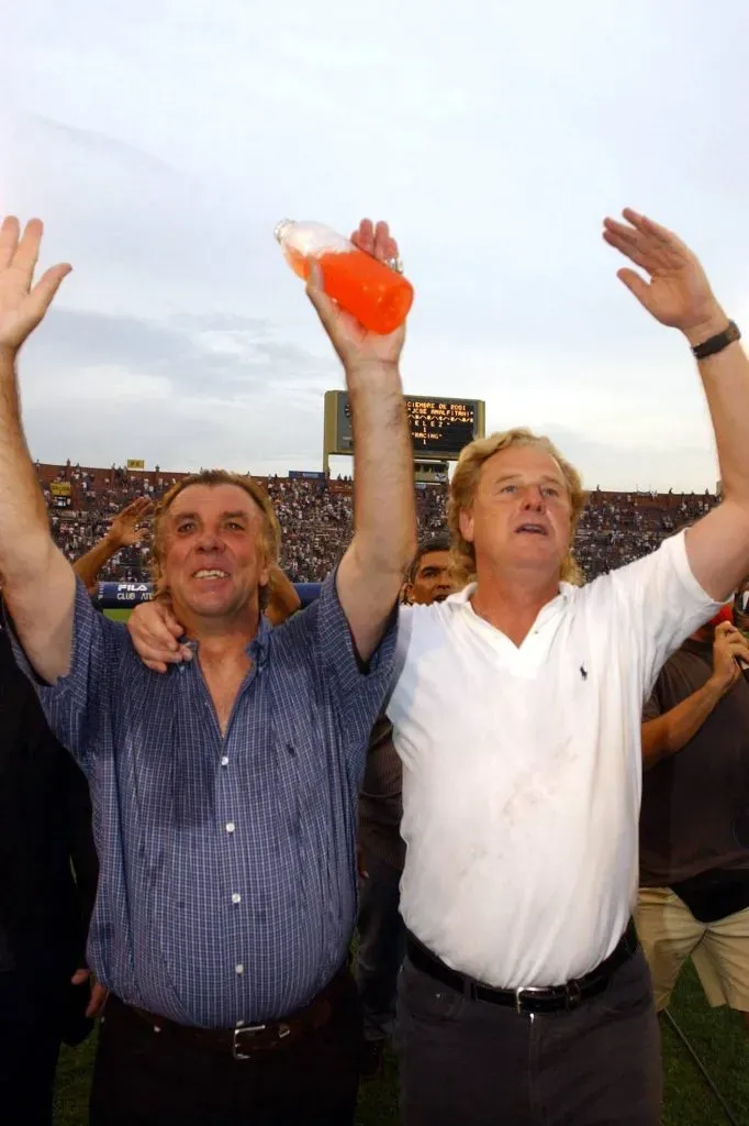 Mostaza Merlo y el Polaco Daulte celebran el Apertura 2001 en la cancha de Vélez. (Foto: IMAGO).