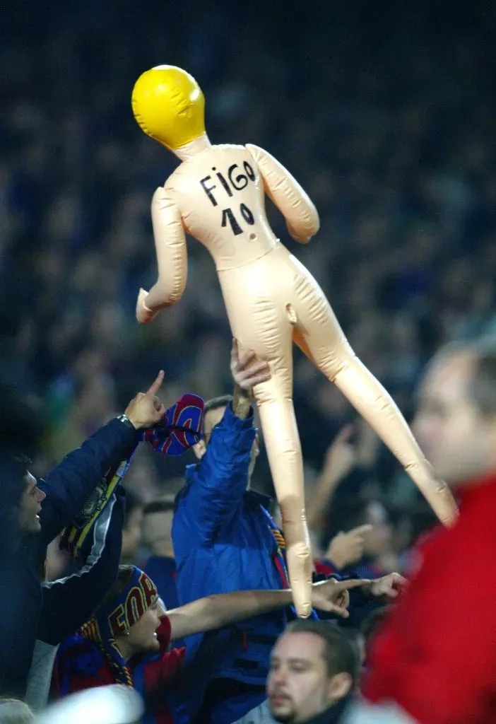 Así recibió el Camp Nou a Figo. (Foto: IMAGO).